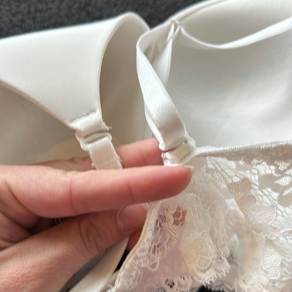 Deep plunge. Padded. Bra - Picture 3 of 4